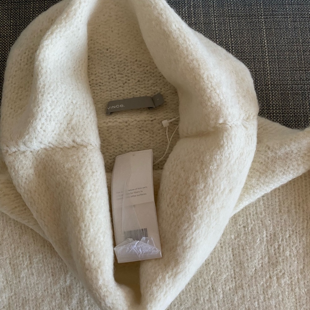 VINCE sweater
